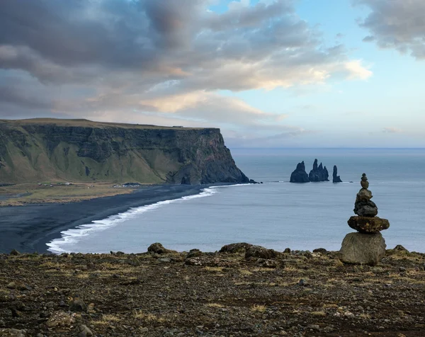 Malowniczy Widok Jesieni Ocean Reynisfjara Czarny Wulkaniczny Piaszczysta Plaża Dyrholaey — Zdjęcie stockowe