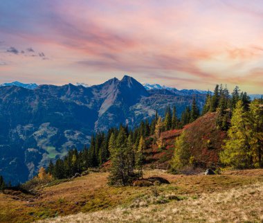 Güneşli, huzurlu, sonbahar dağları manzarası. Dorfgastein 'dan Paarseen göllerine, Land Salzburg, Avusturya' ya yürüyüş yolundan huzurlu Alpler dağ manzarası. Resimli yürüyüş mevsimi, doğa güzelliği konsepti sahnesi.