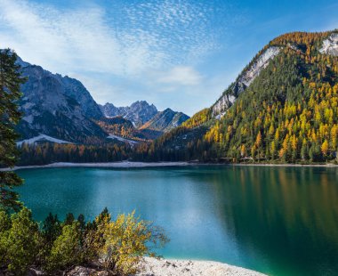 Sonbahar huzurlu Alp Gölü Braies veya Pragser Wildsee. Fanes-Sennes-Prags Ulusal Parkı, Güney Tyrol, Dolomites Alpleri, İtalya, Avrupa. İnsanlar tanınmaz halde..