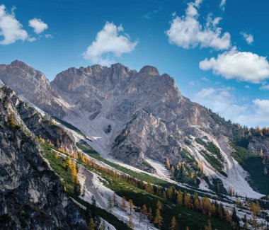 Renkli bir sonbahar akşamı alp kayası sahnesi. Braies Gölü ya da Pragser Wildsee, South Tyrol, Dolomites Alps, İtalya yakınlarındaki yürüyüş yolundan görüntüle.