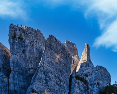 Güneşli sonbahar Dolomitleri kayalık dağ manzarası, Sudtirol, İtalya. Cinque Torri (Beş Sütun veya Kule) ünlü kaya oluşumu. Resimli seyahat, mevsimlik yürüyüş, doğa güzelliği konsepti.