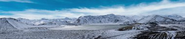 Sonbaharda İzlanda 'nın güney İskoçya' sında kar altında renkli Landmannalaugar dağları. Dağın eteğindeki Frostastadavatn Gölü.