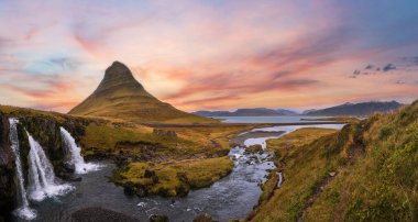 Ünlü Kirkjufell Dağı ve Kirkjufellsfoss Şelalesi Batı İzlanda sonbahar manzarasında Grundarfjordur 'un yanında..