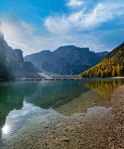 Jesienią Spokojne Alpejskie Jezioro Braies Lub Pragser Wildsee Park Narodowy — Zdjęcie stockowe