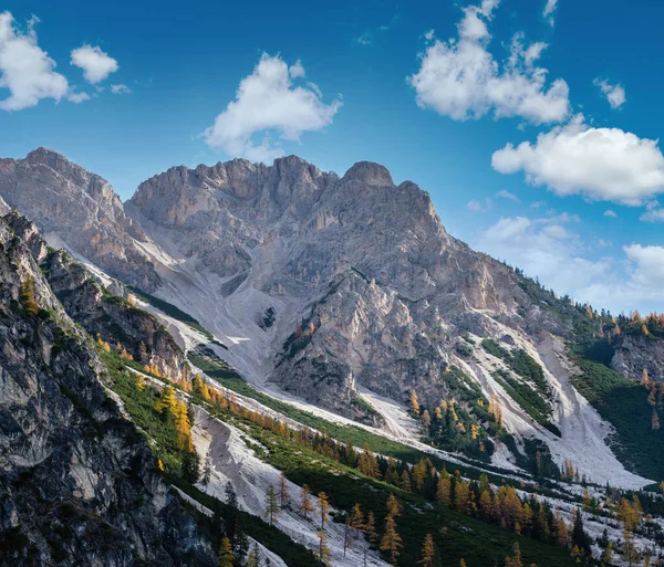 カラフルな秋の夜の高山岩のシーン 湖の近くのハイキングパスからの眺めブレイまたはPragser Wildsee South Tyrol Dolomites Alps Italy — ストック写真