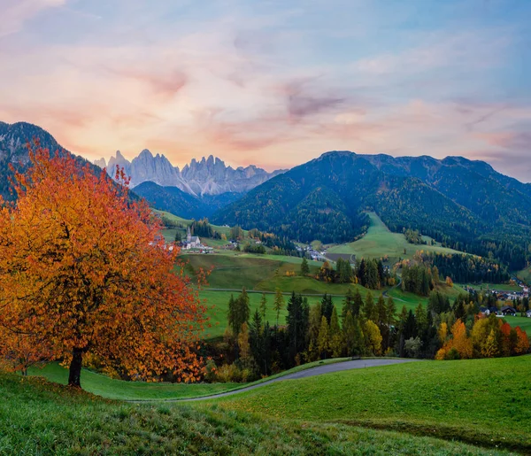 秋の夜明けサンタ マグダレナ有名なイタリアGeislerまたはOdle Dolomites Groupの山の岩の前のドロマイト村の景色 絵のような旅と田舎の美しさのコンセプトの背景 — ストック写真