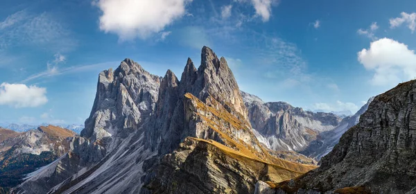 絵のように美しい秋のアルプスの山のシーン 有名なイタリアのドロマイトセエダ雄大な岩 サッスリゲ スディトロール イタリア 美しい旅 四季折々の自然美のコンセプトシーン — ストック写真