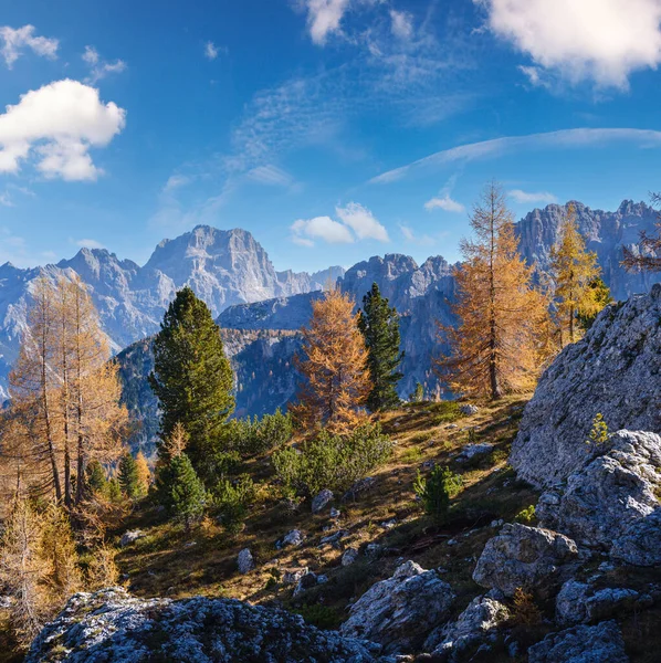 Słoneczny Malowniczy Jesienny Alpejski Dolomity Skalisty Widok Góry Ścieżki Turystycznej — Zdjęcie stockowe