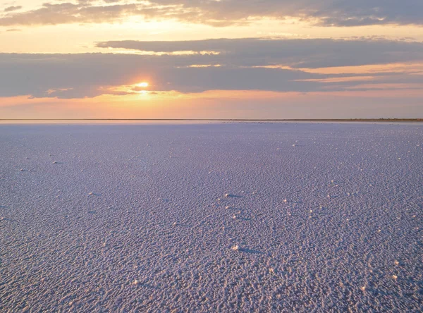 Genicheskピンク色の非常に塩辛い湖の夕日 結晶塩鉱床を持つ微細藻類によって着色 ウクライナ — ストック写真
