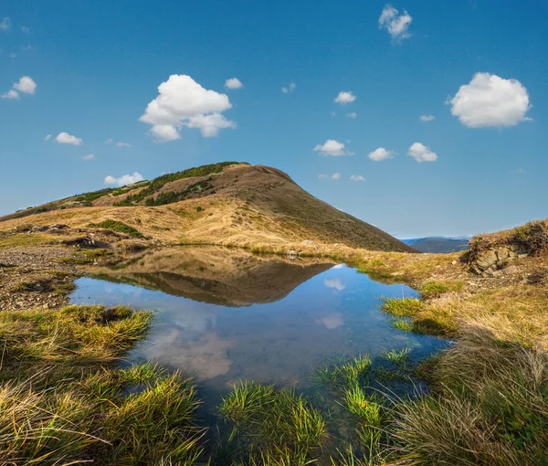 Kleiner Malerischer See Mit Wolkenspiegelungen Strymba Berg Schöner Herbsttag Den — Stockfoto