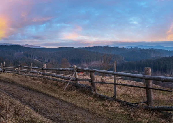 Pintoresca Mañana Antes Del Amanecer Sobre Campo Montaña Finales Otoño —  Fotos de Stock