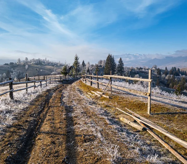 冬天要来了秋天的最后几天 早上在山乡宁静 风景如画的结霜景象中 从山上到村子的肮脏的道路 乌克兰喀尔巴阡山脉 — 图库照片