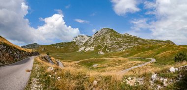 Durmitor Milli Parkı pitoresk yaz dağ manzara, Karadağ, Avrupa, Balkanlar Dinaric Alpler. Durmitor panoramik yol, Sedlo geçidi. Motosikletçi ve motosiklet modeli tanınmaz.