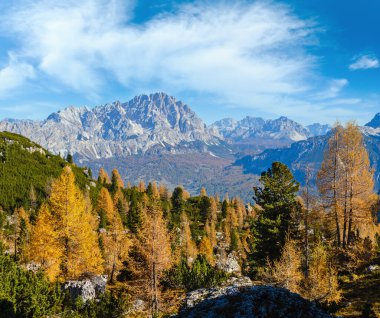 Güneşli resimli sonbahar dağları Dolomitler, Giau Geçidi 'nden Cinque Torri' ye (Beş Sütun veya Kule) kaya ünlü oluşumu, Sudtirol, İtalya.