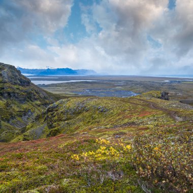 Mulagljufur Kanyonu 'ndan İzlanda' daki Breidarlon buz gölü ile Fjallsarlon Buzulu 'na güzel bir sonbahar manzarası. Halka Yolu 'ndan ve Vatnajokull' un güney ucundaki buz örtüsü ve Oraefajokull volkanından çok uzakta değil..
