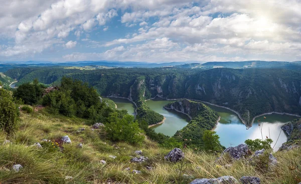セルビアウバツ川の蛇行の美しい夏のトップビュー — ストック写真