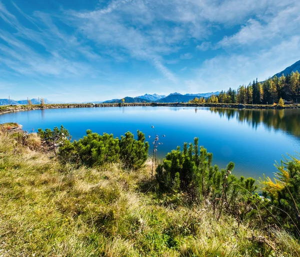 阳光明媚的秋天高山景色 平静的山湖 清澈透明的水和反思 Realm Steiermark 奥地利 — 图库照片