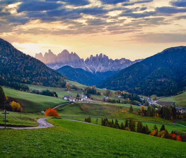 Őszi Hajnal Santa Magdalena Híres Olaszország Dolomitok Falu Kilátás Előtt — Stock Fotó