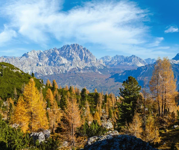 Giau PassからCinque Torri 5本の柱または塔 へのハイキングパスからの日当たりの良い絵のような秋の高山ドロマイト岩の山の景色有名な形成 スディトロール イタリア — ストック写真