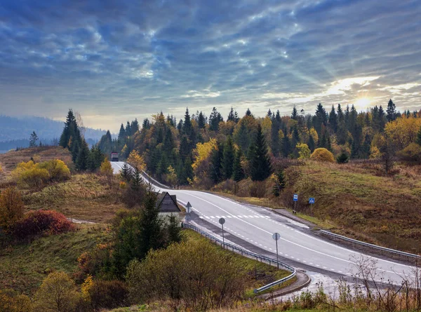 Wazig Bewolkt Karpaten Snelweg Bergpas Oekraïne — Stockfoto
