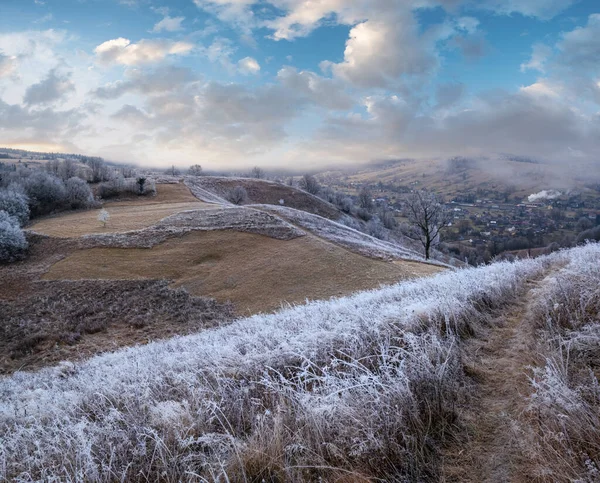 Viene Invierno Pintoresca Escena Antes Del Amanecer Sobre Paisaje Montañoso —  Fotos de Stock