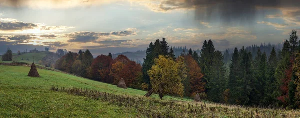 云雾蒙蒙的秋天山景 宁静的风景秀丽的旅游 季节性的 自然的和乡村的美的概念风景 乌克兰喀尔巴阡山脉 — 图库照片