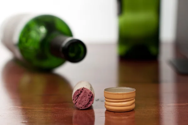 Wine cork and screw cap — Stock Photo, Image