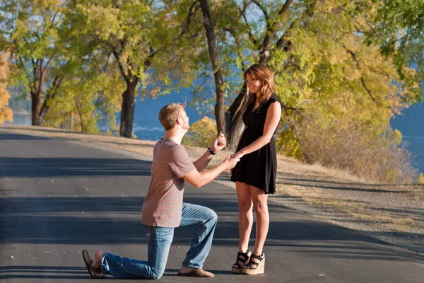 Genç adam evlenme teklifi — Stok fotoğraf