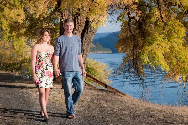 gülümseyen iki yürüyor