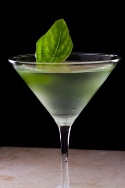 fesleğen martini