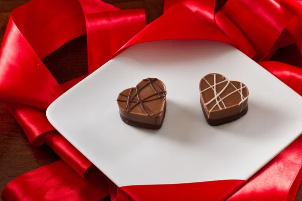 Arrangement of heart shaped chocolates — Stock Photo, Image