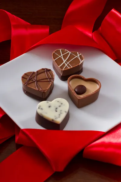 Arranjo de chocolates em forma de coração — Fotografia de Stock