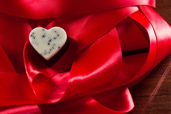 Cioccolato fondente a forma di cuore con crema — Foto Stock