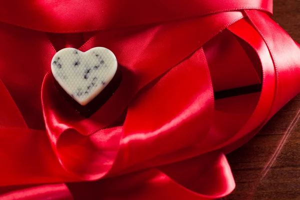 Chocolate negro en forma de corazón con crema — Foto de Stock