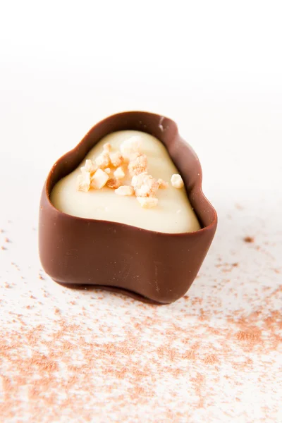 Dunkle Schokolade mit Kakaopulver — Stockfoto