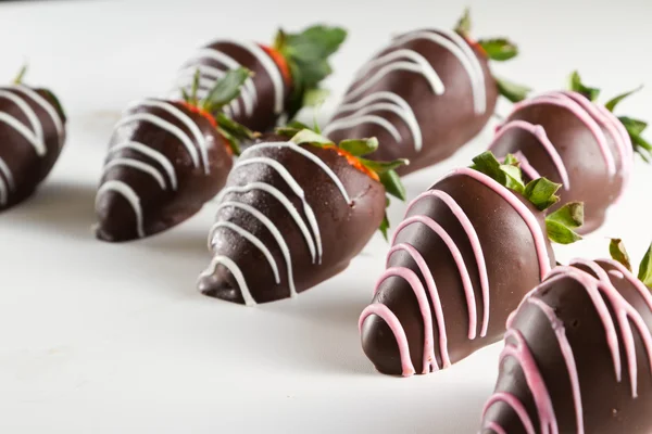 Met chocolade bedekte aardbeien — Stockfoto