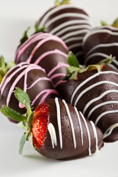 Erdbeeren mit Schokolade überzogen — Stockfoto