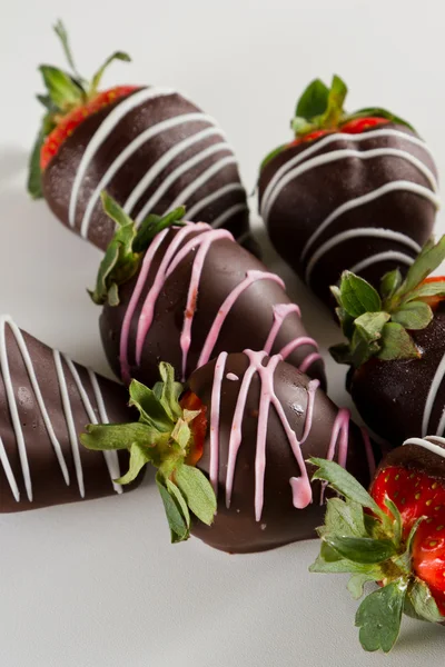 覆盖着草莓的巧克力 — 图库照片