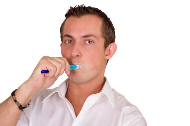 Adam dişlerini fırçalıyor.