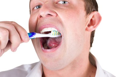 Adam dişlerini fırçalıyor.