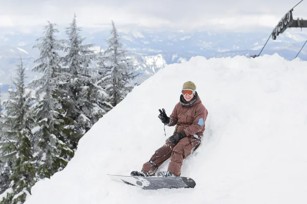 Snowboardåkare som vilar — Stockfoto