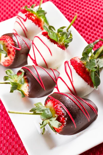 Arrangement des fraises couvertes de chocolat — Photo