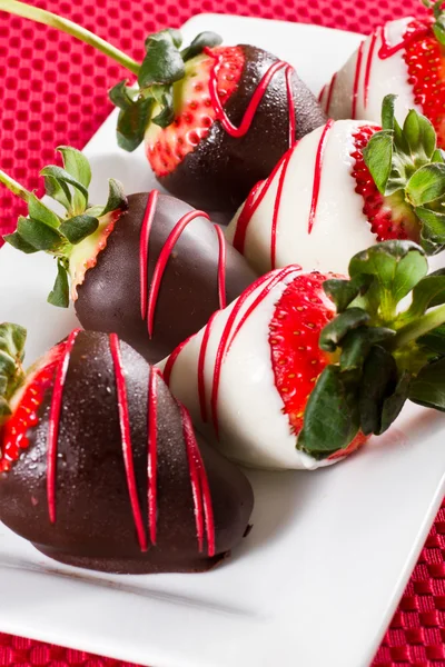 Arrangement of chocolate covered strawberries — Stock Photo, Image