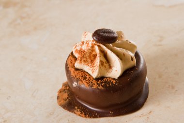 Boyut çikolatalı tatlı lokma