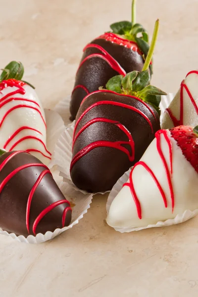 巧克力盖草莓的安排 — 图库照片