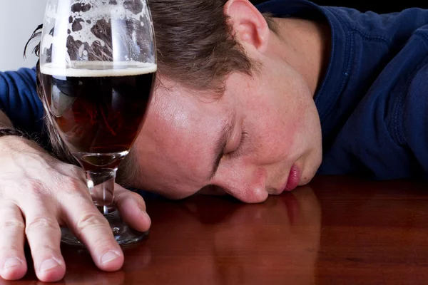 Uomo che beve una birra — Foto Stock