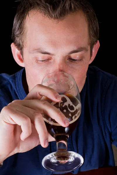 En man som dricker öl — Stockfoto