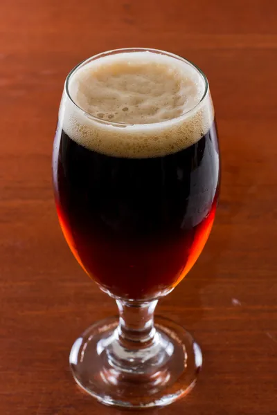 Meia cerveja vermelha meia robusta — Fotografia de Stock