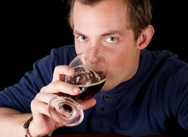 Uomo che beve una birra — Foto Stock