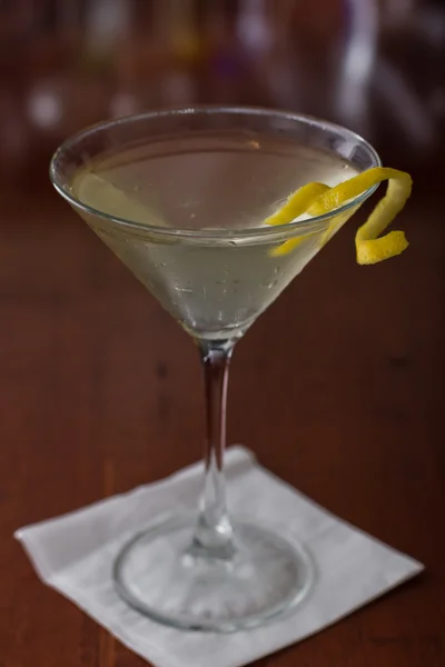 Schmutziger Martini mit Zitronengeschmack — Stockfoto